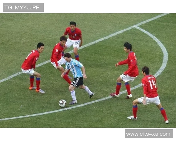 球星风采与足球瞬间的完美结合 展现绿茵场上的英雄气概